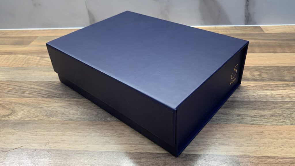 Boîte compacte et design pour le rangement des lunettes dans un magasin d'optique