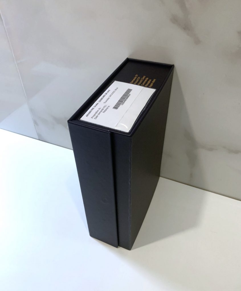 Boîte de rangement élégante et moderne pour optimiser l'organisation en magasin d'optique.