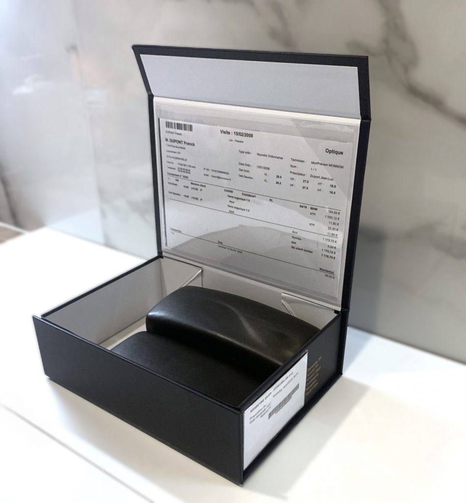Boîte compacte et design pour le rangement des lunettes dans un magasin d'optique