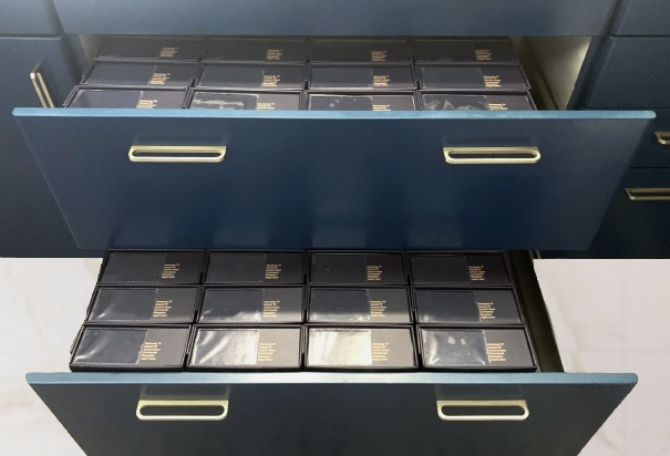 Système de rangement innovant avec des boîtes pratiques pour un agencement optimisé en magasin d'optique