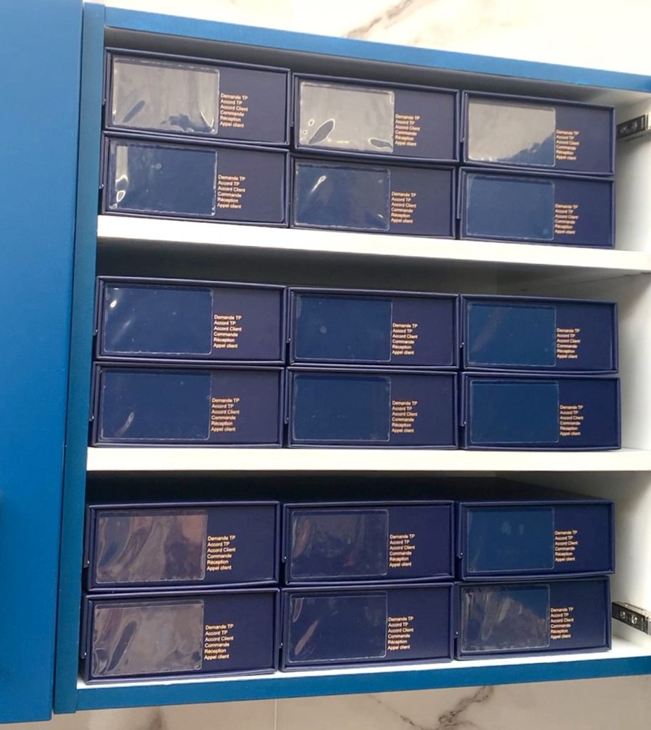 Système de rangement innovant avec des boîtes pratiques pour un agencement optimisé en magasin d'optique